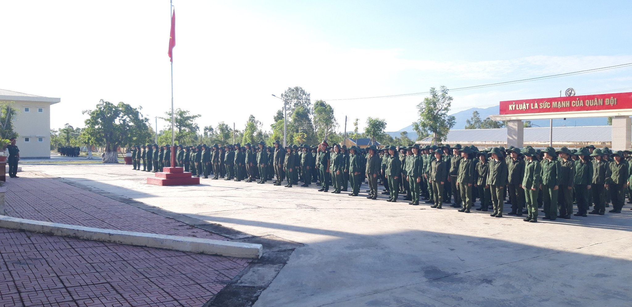 Kết thúc huấn luyện giáo dục QP - AN đợt 1 cho sinh viên trường cao đẳng mẫu giáo trung ương nha trang